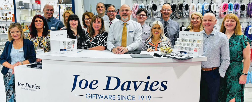 Above & top: Steve Davies (back row, fourth right) and Paul Hooker (centre) with the Joe Davies team at Autumn Fair